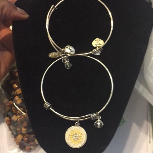 S K charm bracelet and no name wonderful condition - Picture 1 of 10